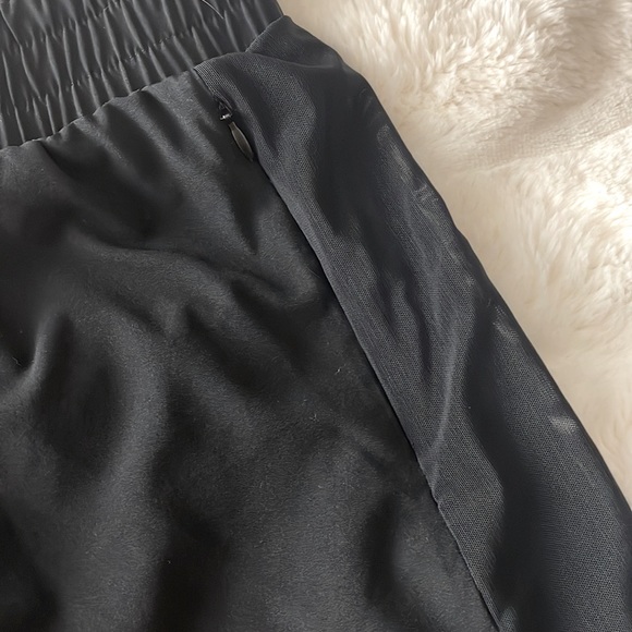 FABLETICS BLACK RUNNING SHORTS - Picture 4 of 5